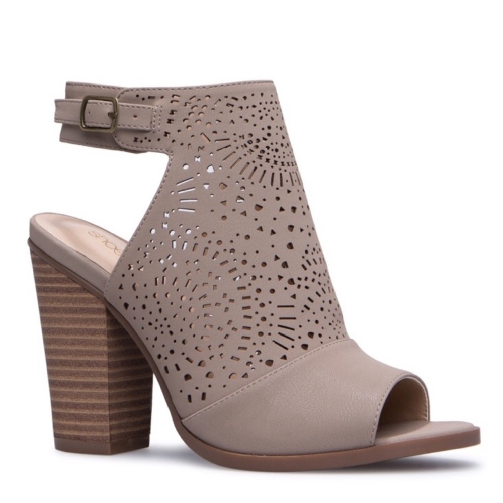 ShoeDazzle Taupe Laser Cut Block Heel Sandals Modern Boho Size 7.5